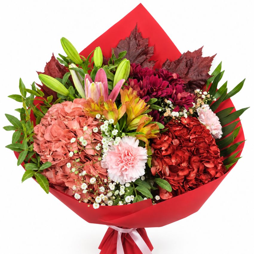 ramo floral multicolor envuelto en rojo